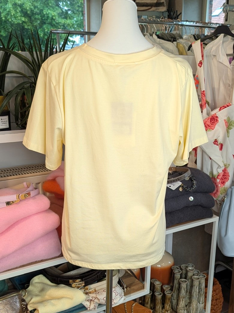 Klassisches V-Ausschnitt Baumwolle T-Shirt in Butter Yellow Gelb – zeitloser Klassiker für jeden Kleiderschrank. Perfekt kombinierbar mit Jeans, Röcken, Blazern!