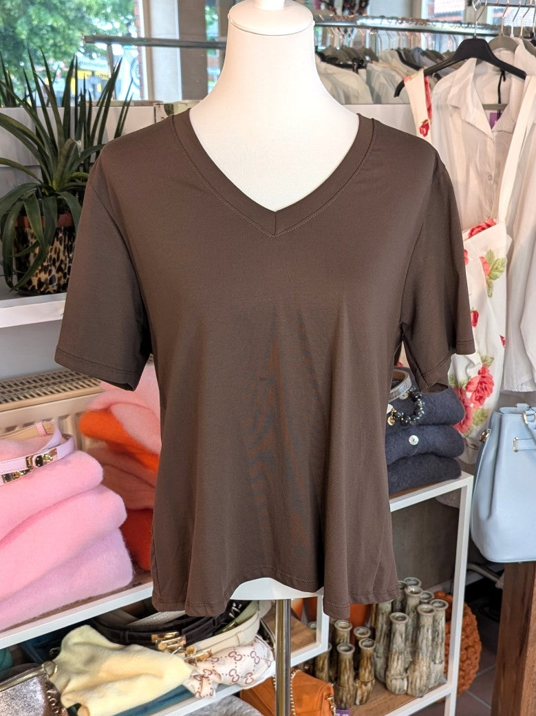 Klassisches V-Ausschnitt Baumwolle T-Shirt in warmem Coffee Braun – zeitloser Klassiker für jeden Kleiderschrank. Perfekt kombinierbar mit Jeans, Röcken, Blazern!