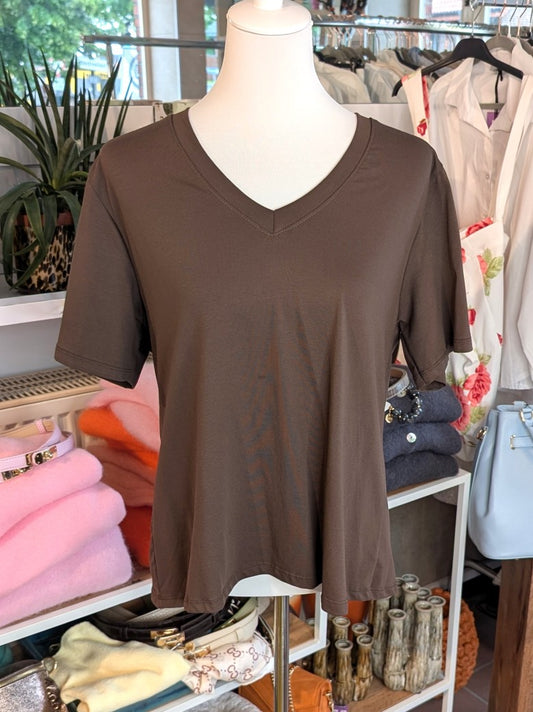 Klassisches V-Ausschnitt Baumwolle T-Shirt in warmem Coffee Braun – zeitloser Klassiker für jeden Kleiderschrank. Perfekt kombinierbar mit Jeans, Röcken, Blazern!