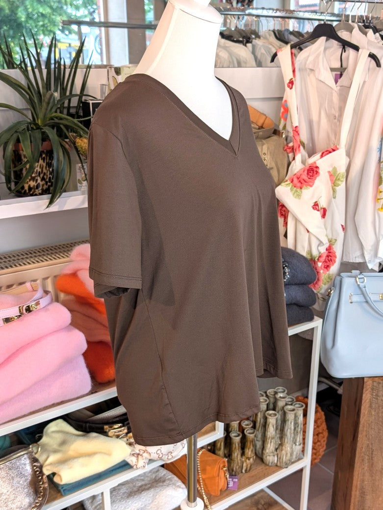 Klassisches V-Ausschnitt Baumwolle T-Shirt in warmem Coffee Braun – zeitloser Klassiker für jeden Kleiderschrank. Perfekt kombinierbar mit Jeans, Röcken, Blazern!
