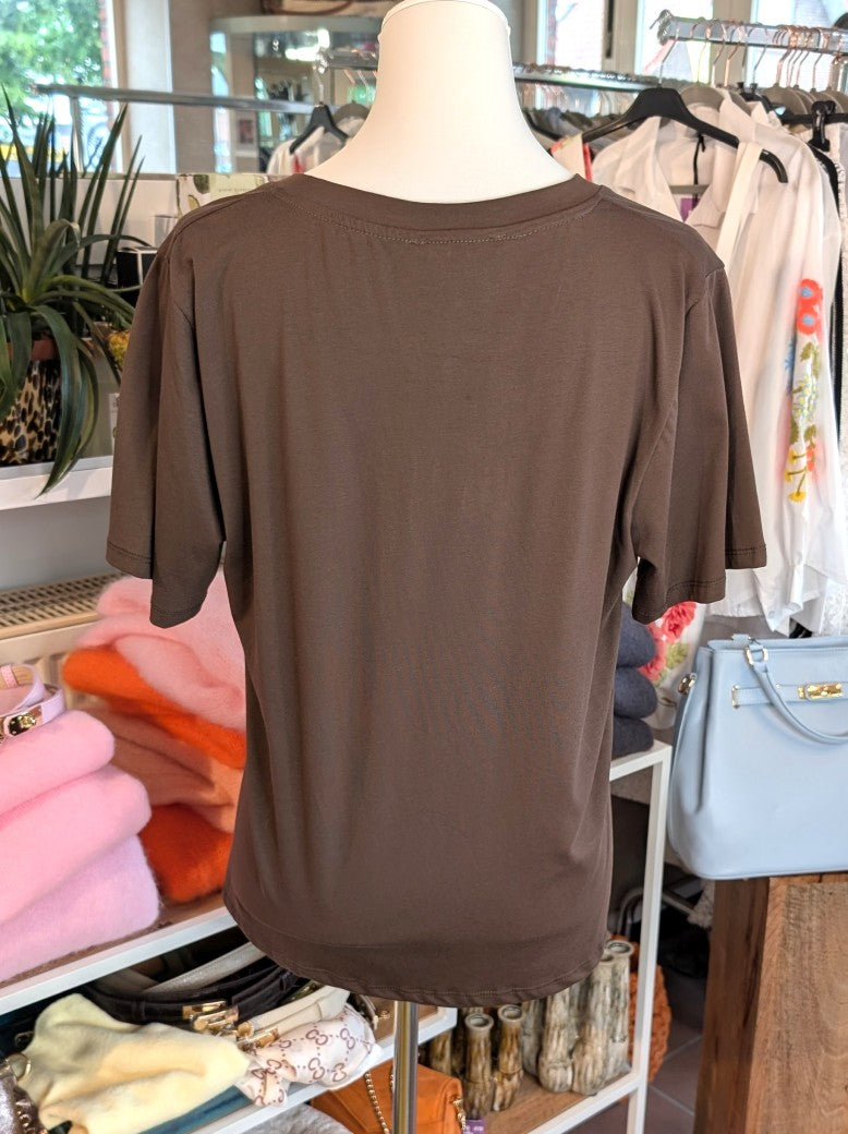 Klassisches V-Ausschnitt Baumwolle T-Shirt in warmem Coffee Braun – zeitloser Klassiker für jeden Kleiderschrank. Perfekt kombinierbar mit Jeans, Röcken, Blazern!