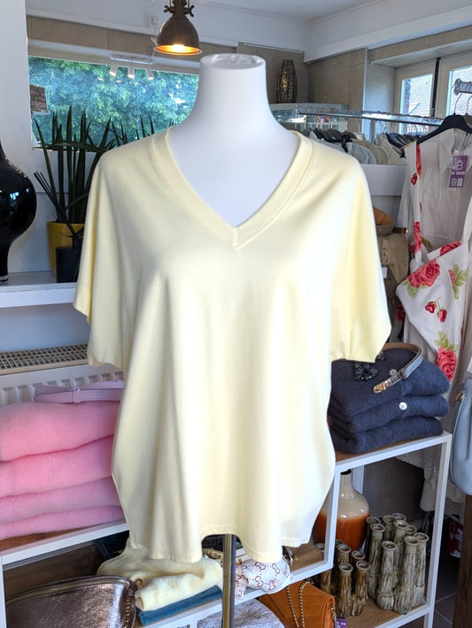 Weiches Viskose-T-Shirt mit V-Ausschnitt in trendigem Butter Yellow. Das luftige Material schmiegt sich angenehm an die Haut - perfekt für entspannte Tage!