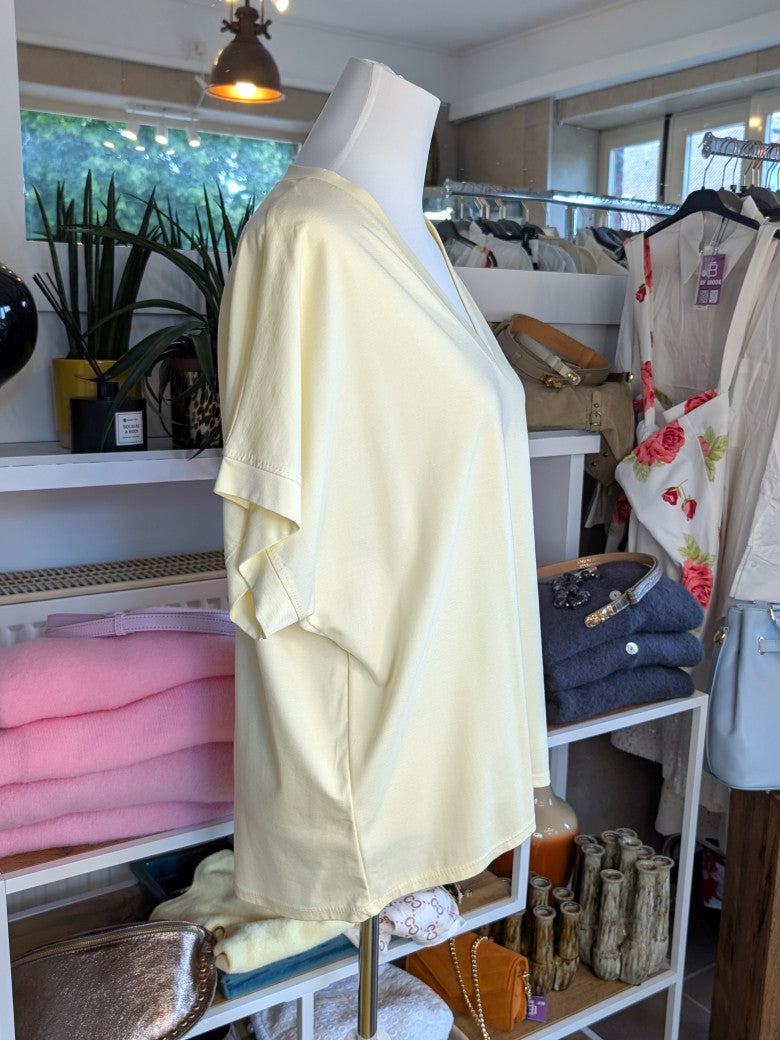 Weiches Viskose-T-Shirt mit V-Ausschnitt in trendigem Butter Yellow. Das luftige Material schmiegt sich angenehm an die Haut - perfekt für entspannte Tage!