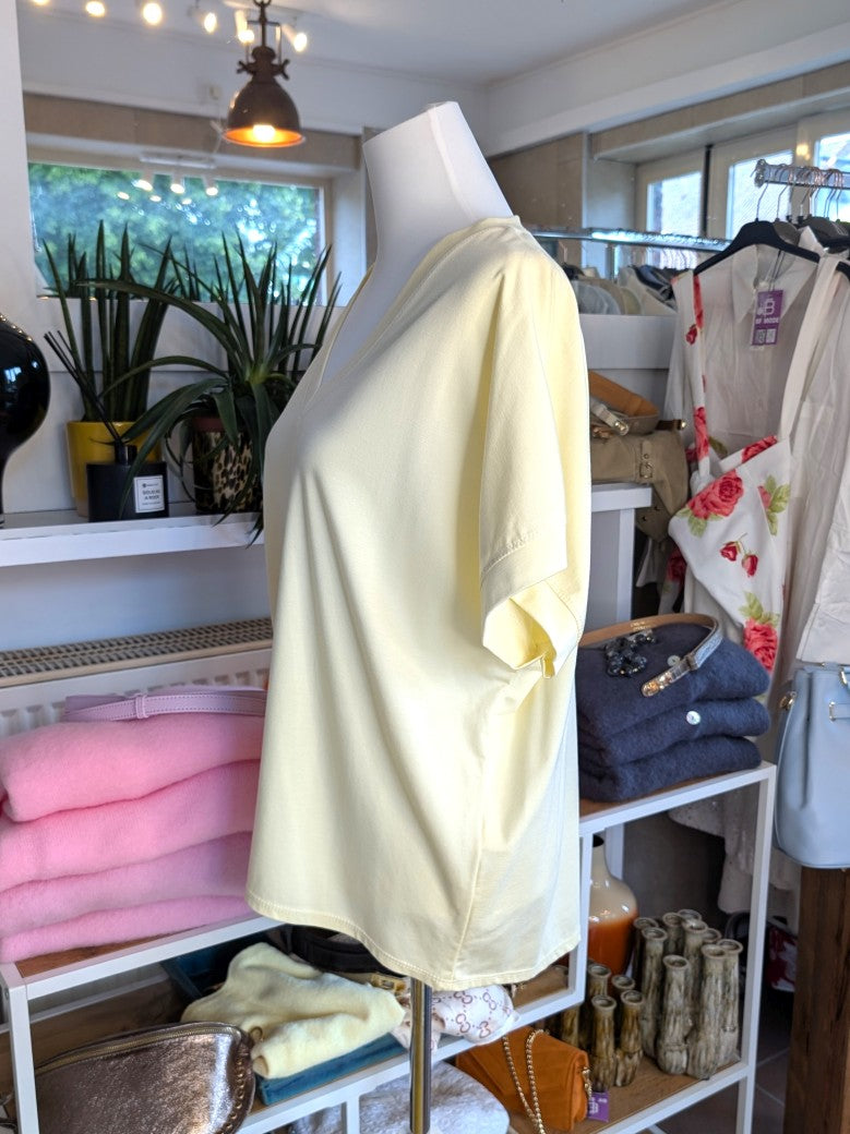 Weiches Viskose-T-Shirt mit V-Ausschnitt in trendigem Butter Yellow. Das luftige Material schmiegt sich angenehm an die Haut - perfekt für entspannte Tage!