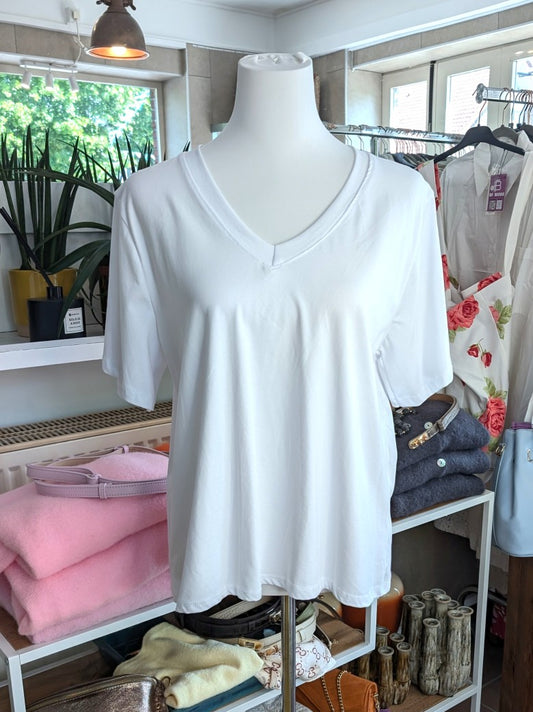 Klassisches V-Ausschnitt Baumwolle T-Shirt in schlichtem Weiß – zeitloser Klassiker für jeden Kleiderschrank. Perfekt kombinierbar mit Jeans, Röcken, Blazern!