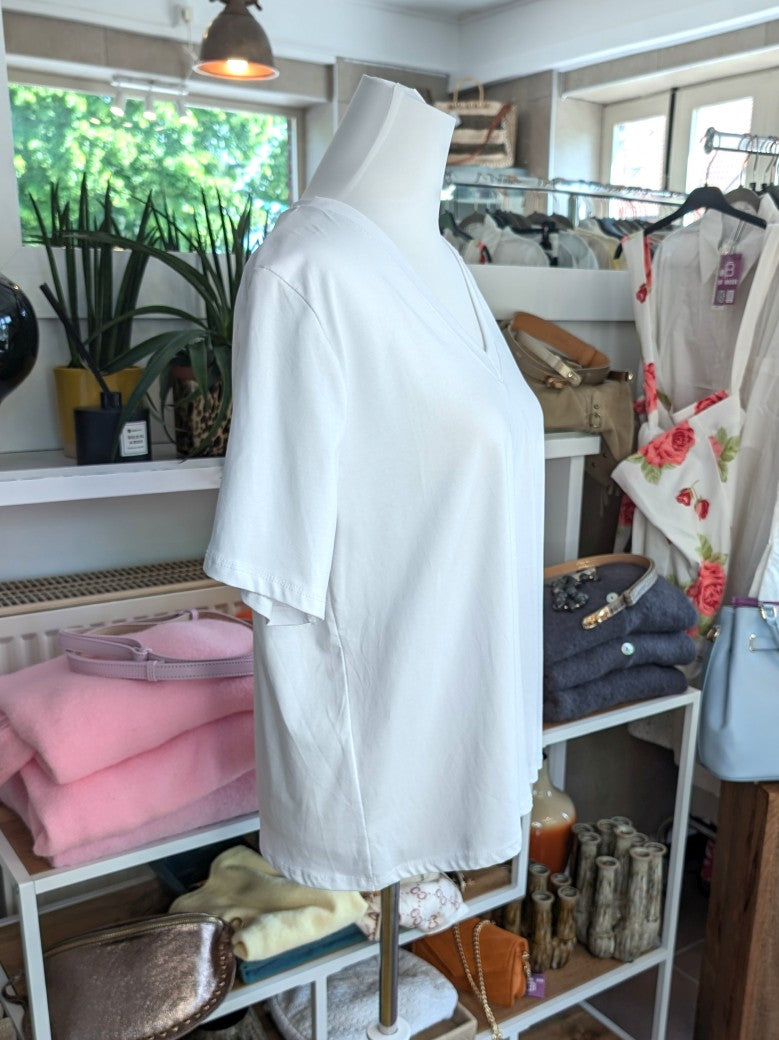 Klassisches V-Ausschnitt Baumwolle T-Shirt in schlichtem Weiß – zeitloser Klassiker für jeden Kleiderschrank. Perfekt kombinierbar mit Jeans, Röcken, Blazern!
