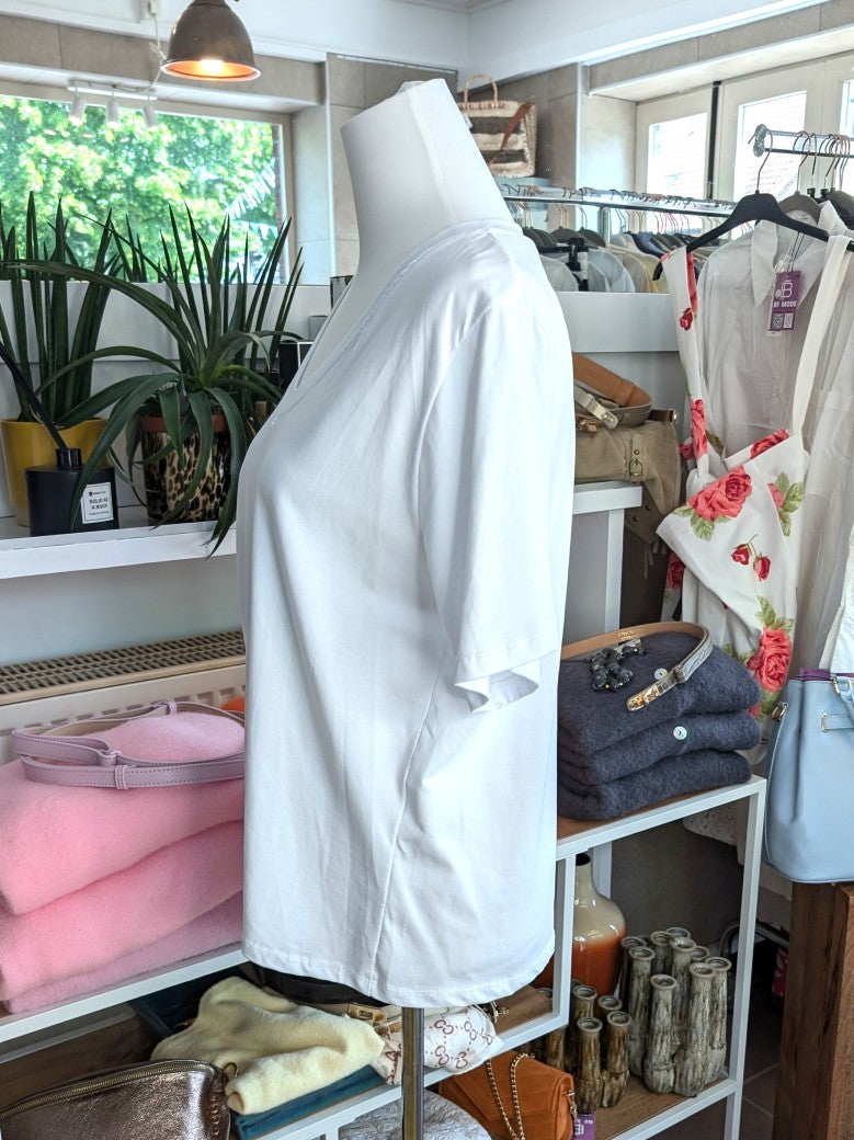 Klassisches V-Ausschnitt Baumwolle T-Shirt in schlichtem Weiß – zeitloser Klassiker für jeden Kleiderschrank. Perfekt kombinierbar mit Jeans, Röcken, Blazern!