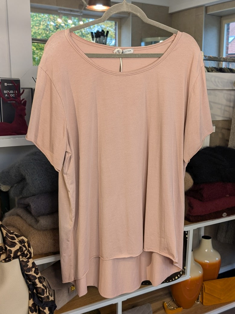 Entdecke unser T-Shirt im VoKuHiLa Schnitt aus weicher atmungsaktiver Baumwolle in elegantem Altrosa und setze ein Statement!