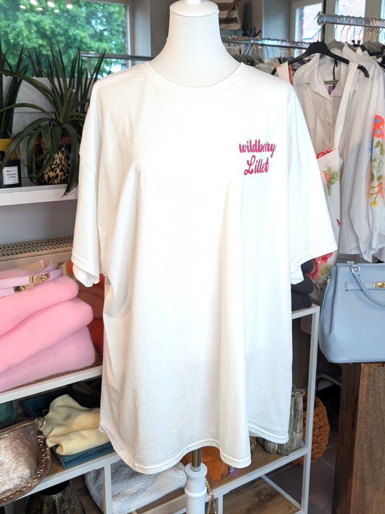 Oversized T-Shirt Baumwolle in Weiß mit auffälligem Backprint "Wilderry Lillet" in den Farben Pink und Orange. Das "Wildberry Lillet" Design setzt ein modisches Statement!