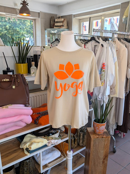 Das T-Shirt in Beige mit leuchtendem Neon Orange aus hochwertiger Baumwolle ist perfekt für Yoga und Alltag - setze ein modisches Statement und fühle dich wohl!