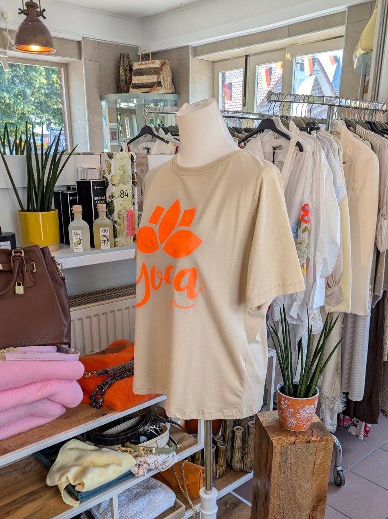 Das T-Shirt in Beige mit leuchtendem Neon Orange aus hochwertiger Baumwolle ist perfekt für Yoga und Alltag - setze ein modisches Statement und fühle dich wohl!