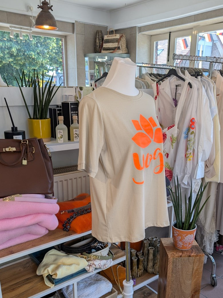 Das T-Shirt in Beige mit leuchtendem Neon Orange aus hochwertiger Baumwolle ist perfekt für Yoga und Alltag - setze ein modisches Statement und fühle dich wohl!
