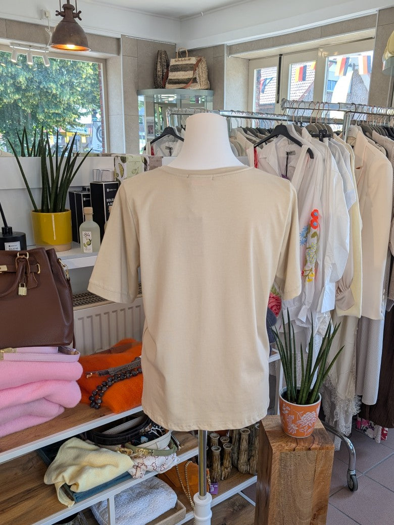 Das T-Shirt in Beige mit leuchtendem Neon Orange aus hochwertiger Baumwolle ist perfekt für Yoga und Alltag - setze ein modisches Statement und fühle dich wohl!