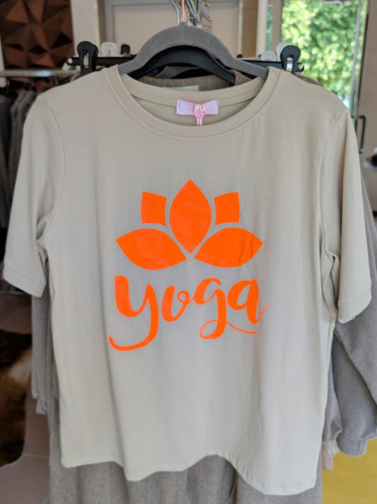 Das T-Shirt in Beige mit leuchtendem Neon Orange aus hochwertiger Baumwolle ist perfekt für Yoga und Alltag - setze ein modisches Statement und fühle dich wohl!