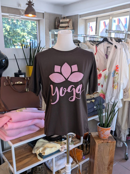 Das T-Shirt in warmem Coffee Braun mit Pink aus hochwertiger Baumwolle ist perfekt für Yoga und Alltag - setze ein modisches Statement und fühle dich wohl!