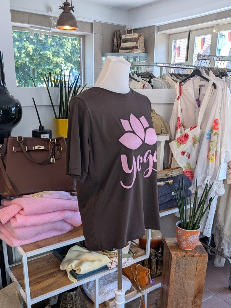 Das T-Shirt in warmem Coffee Braun mit Pink aus hochwertiger Baumwolle ist perfekt für Yoga und Alltag - setze ein modisches Statement und fühle dich wohl!