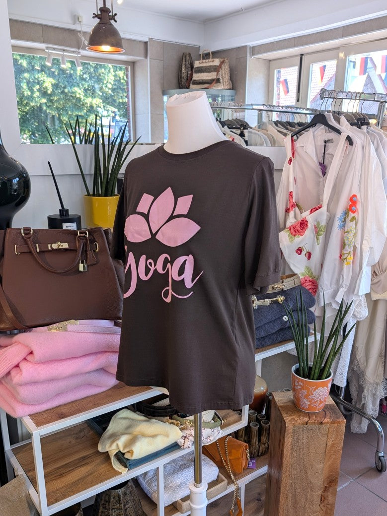 Das T-Shirt in warmem Coffee Braun mit Pink aus hochwertiger Baumwolle ist perfekt für Yoga und Alltag - setze ein modisches Statement und fühle dich wohl!