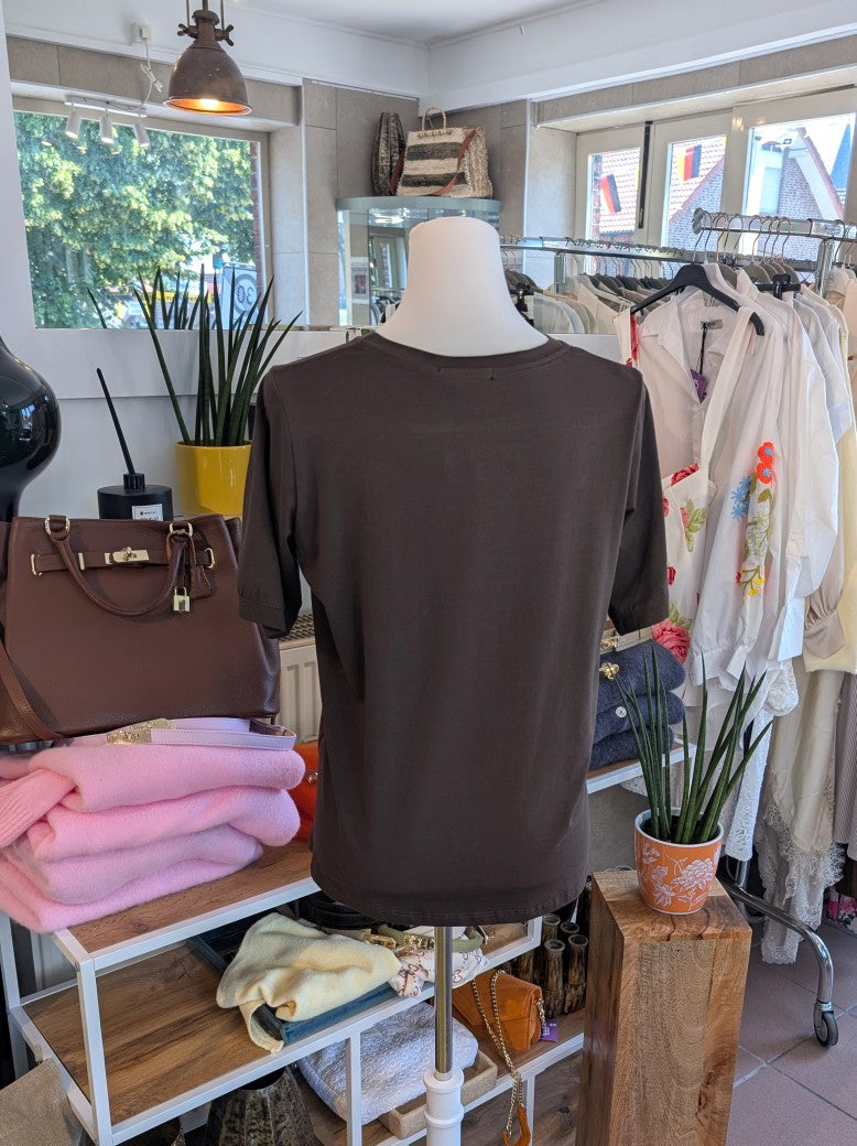 Das T-Shirt in warmem Coffee Braun mit Pink aus hochwertiger Baumwolle ist perfekt für Yoga und Alltag - setze ein modisches Statement und fühle dich wohl!