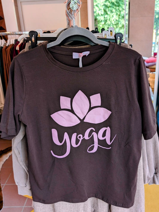 Das T-Shirt in warmem Coffee Braun mit Pink aus hochwertiger Baumwolle ist perfekt für Yoga und Alltag - setze ein modisches Statement und fühle dich wohl!
