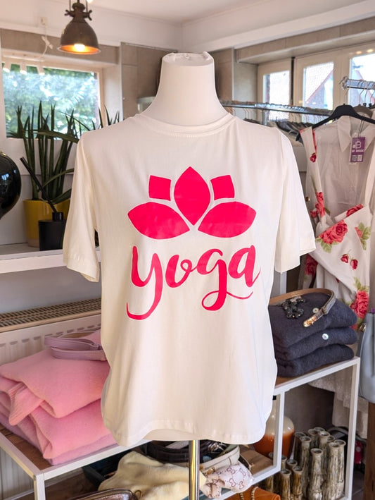 Das T-Shirt in Créme mit leuchtendem Pink aus hochwertiger Baumwolle ist perfekt für Yoga und Alltag - setze ein modisches Statement und fühle dich wohl!
