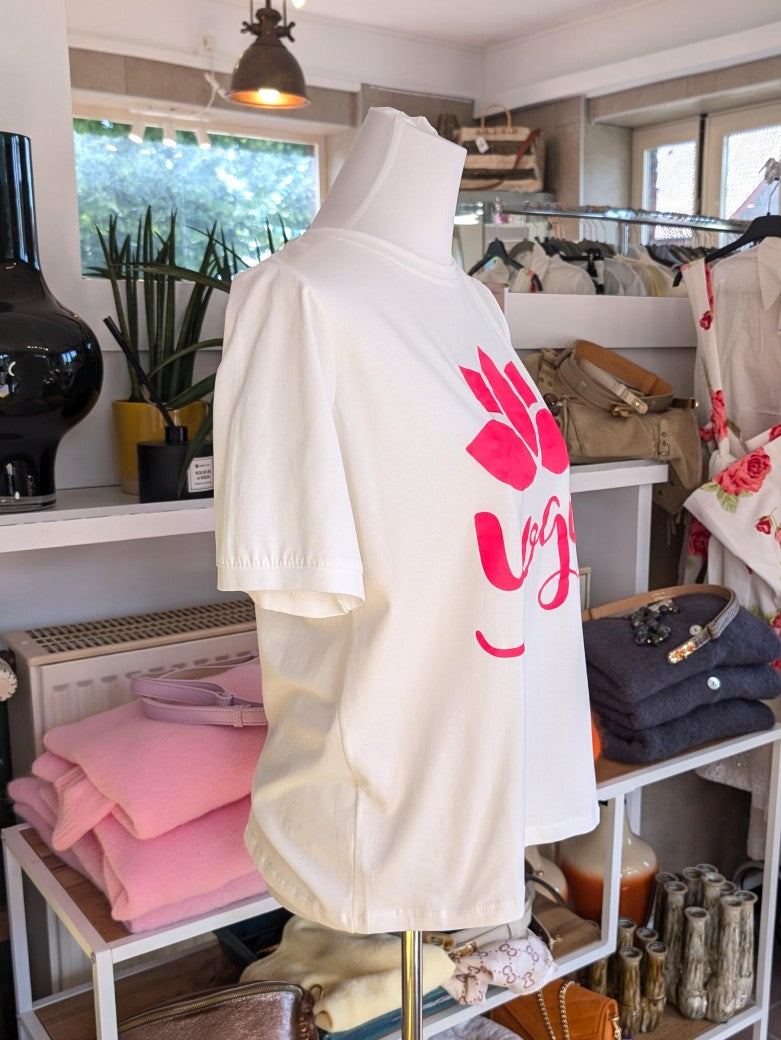 Das T-Shirt in Créme mit leuchtendem Pink aus hochwertiger Baumwolle ist perfekt für Yoga und Alltag - setze ein modisches Statement und fühle dich wohl!