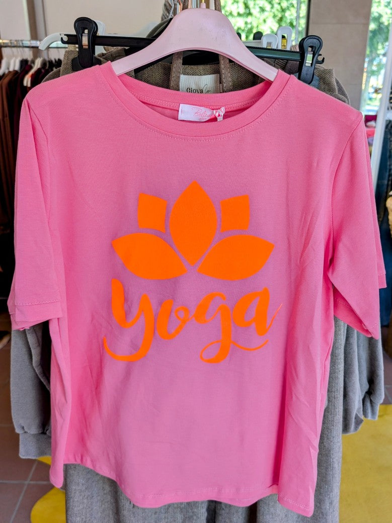 Das T-Shirt in leuchtendem Pink mit Neon-Orange aus hochwertiger Baumwolle ist perfekt für Yoga und Alltag - setze ein modisches Statement und fühle dich wohl!