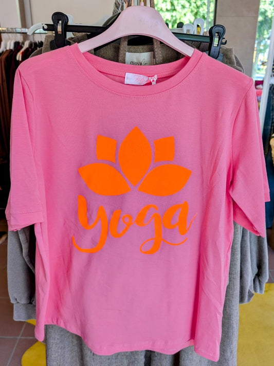 Das T-Shirt in leuchtendem Pink mit Neon-Orange aus hochwertiger Baumwolle ist perfekt für Yoga und Alltag - setze ein modisches Statement und fühle dich wohl!