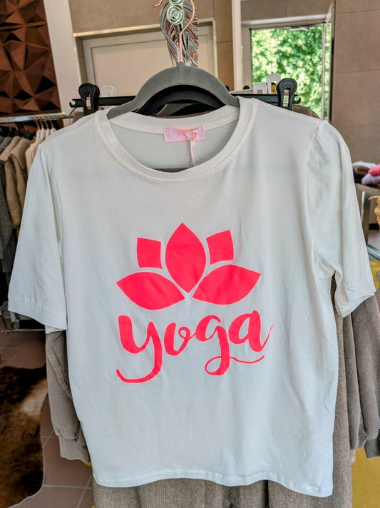 Das T-Shirt in Weiß mit leuchtendem Pink aus hochwertiger Baumwolle ist perfekt für Yoga und Alltag - setze ein modisches Statement und fühle dich wohl!