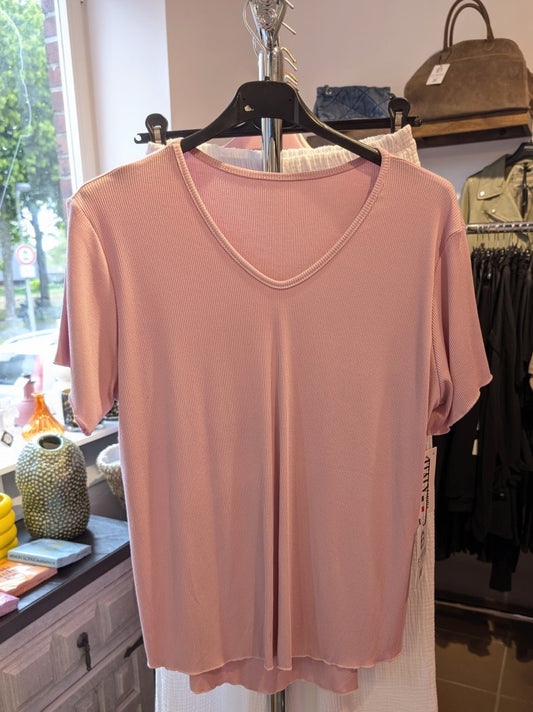 Das elegante gerippte T-Shirt in zartem Rosa besticht durch seinen femininen V-Ausschnitt und die hochwertige Viskose-Qualität - stylebar von lässig bis schick!