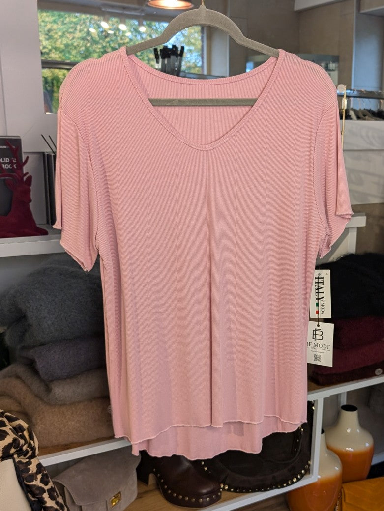 Das elegante gerippte T-Shirt in zartem Rosa besticht durch seinen femininen V-Ausschnitt und die hochwertige Viskose-Qualität - stylebar von lässig bis schick!