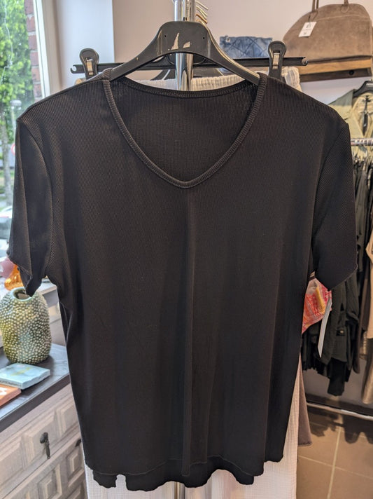 Das elegante gerippte T-Shirt in dezentem Schwarz besticht durch femininen V-Ausschnitt und die hochwertige Viskose-Qualität - stylebar von lässig bis schick!