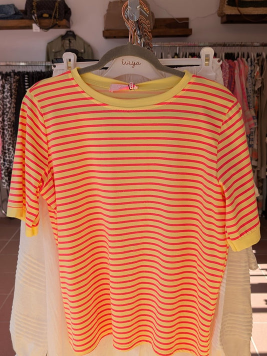 Wunderschönes gestreiftes T-Shirt von BELIEVE aus weicher Baumwolle, gestreift in lebendigem Gelb und Neon Pink. Glaub an Dich mit BELIEVE!