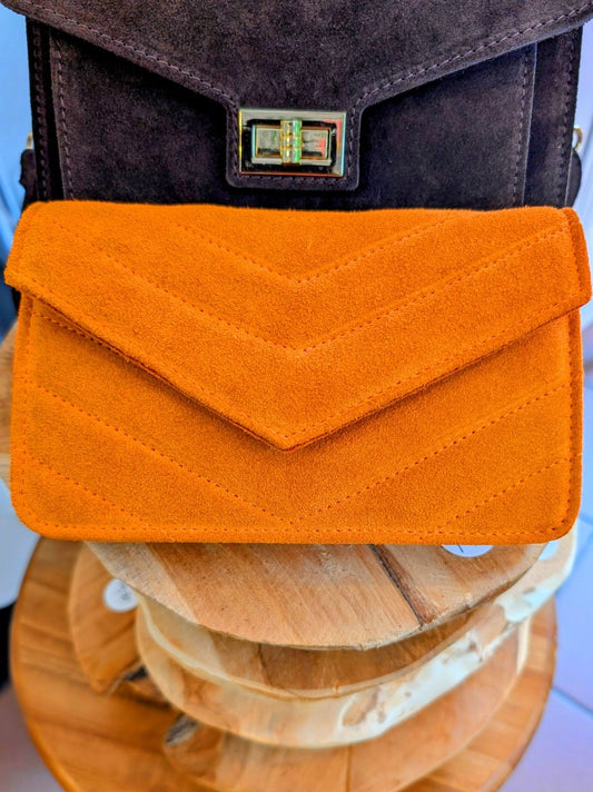 Diese elegante Handtasche aus hochwertigem Wildleder in leuchtendem Orange vereint Stil und Funktionalität mit luxuriösen zeitlosen Akzenten. Cross-Body tragbar!