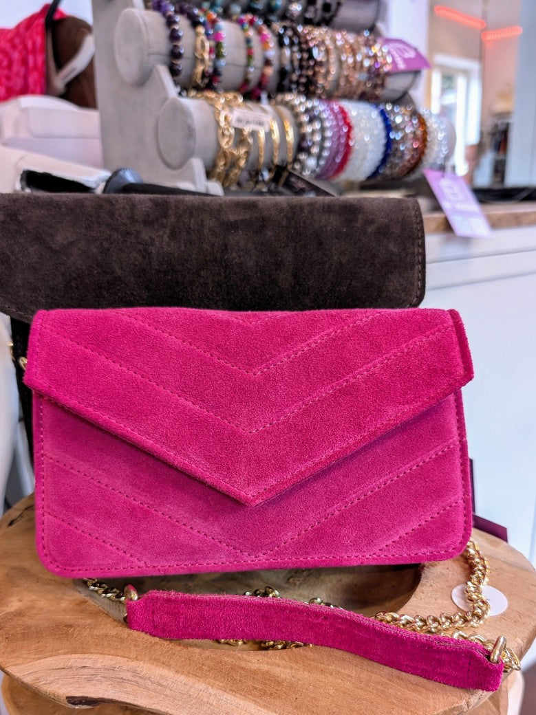 Diese elegante Handtasche aus hochwertigem Wildleder in leuchtendem Pink vereint Stil und Funktionalität mit luxuriösen zeitlosen Akzenten. Cross-Body tragbar!