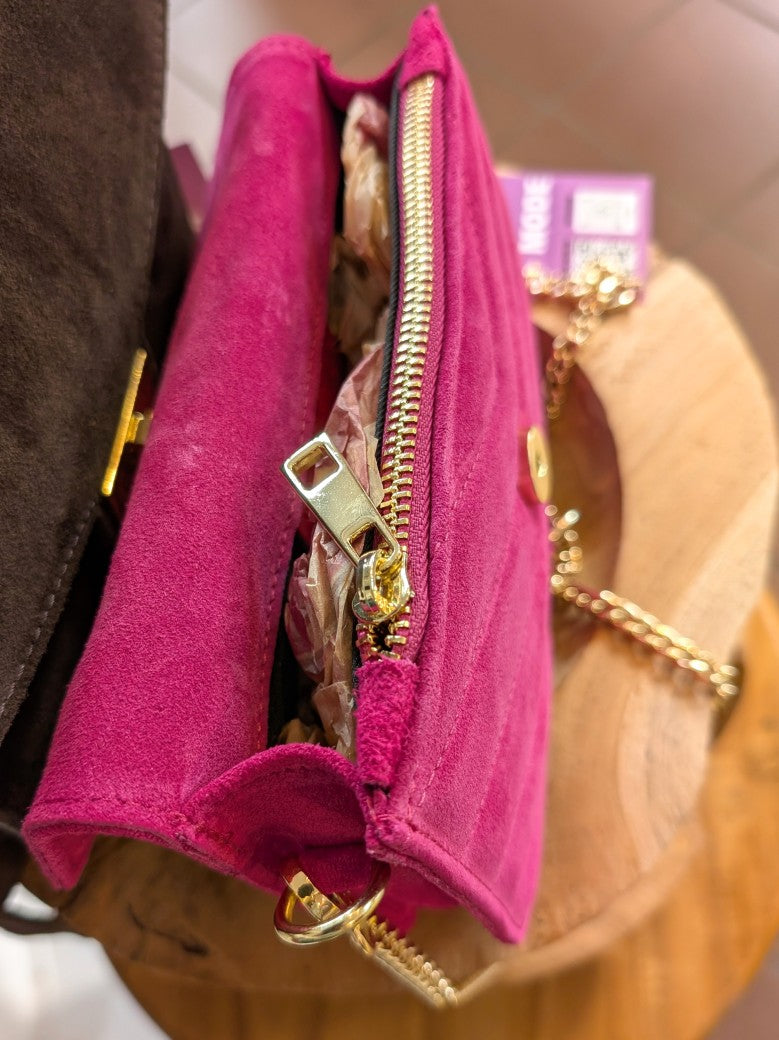 Diese elegante Handtasche aus hochwertigem Wildleder in leuchtendem Pink vereint Stil und Funktionalität mit luxuriösen zeitlosen Akzenten. Cross-Body tragbar!