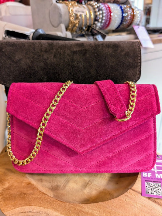 Diese elegante Handtasche aus hochwertigem Wildleder in leuchtendem Pink vereint Stil und Funktionalität mit luxuriösen zeitlosen Akzenten. Cross-Body tragbar!