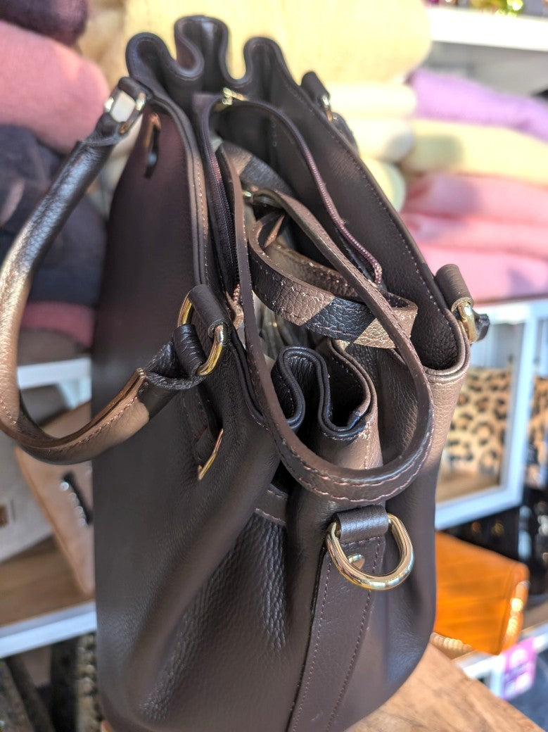 Wunderschöne Shopping Bag aus weichem Leder Cross-Body tragbar mit Schulterriemen Coffee Braun Gold im Givenchy Nightingale Stil - Must-Have aus Italien!