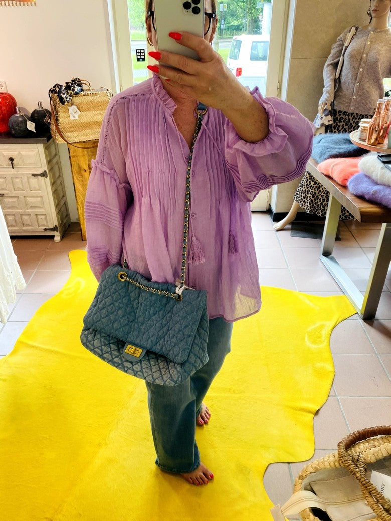 Erwecke deinen inneren Fashionista mit unserer exquisiten Jeanstasche im Chanel Stil in frischem modernen Blau mit markanter Goldkette. Cross-Body tragbar