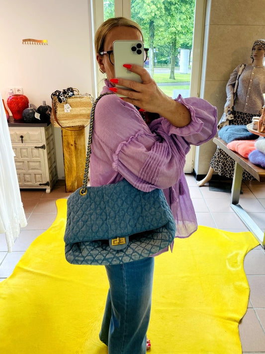 Erwecke deinen inneren Fashionista mit unserer exquisiten Jeanstasche im Chanel Stil in frischem modernen Blau mit markanter Goldkette. Cross-Body tragbar