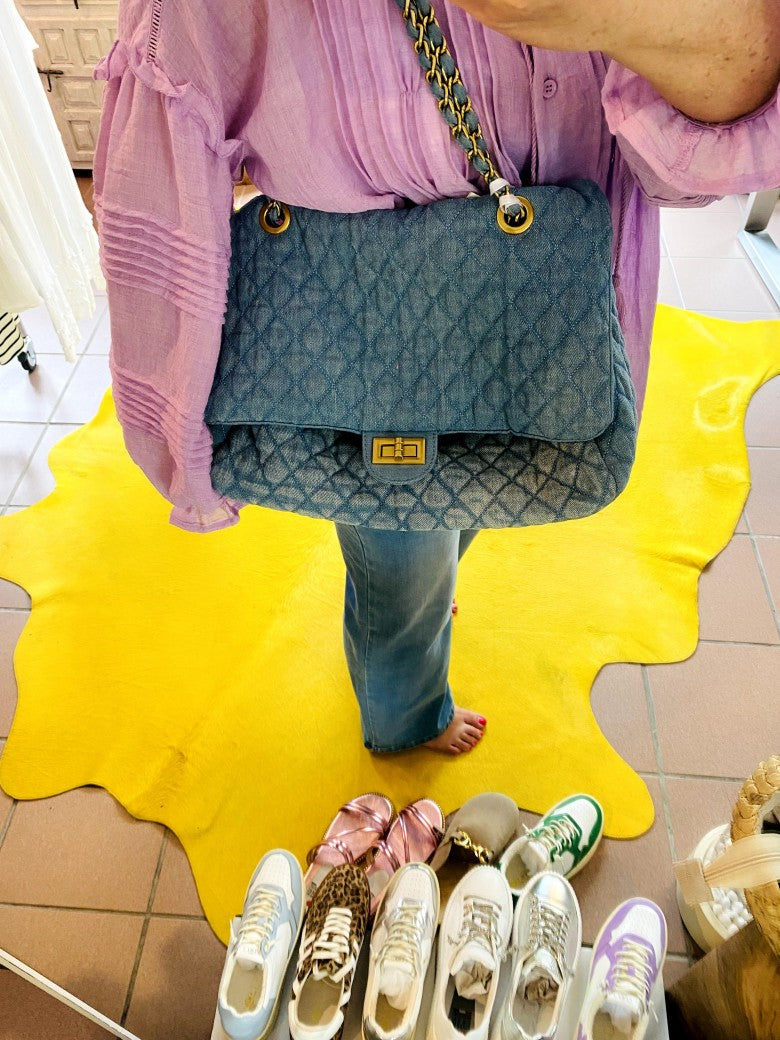 Erwecke deinen inneren Fashionista mit unserer exquisiten Jeanstasche im Chanel Stil in frischem modernen Blau mit markanter Goldkette. Cross-Body tragbar