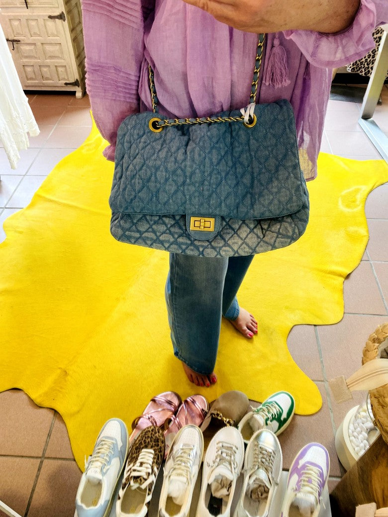 Erwecke deinen inneren Fashionista mit unserer exquisiten Jeanstasche im Chanel Stil in frischem modernen Blau mit markanter Goldkette. Cross-Body tragbar