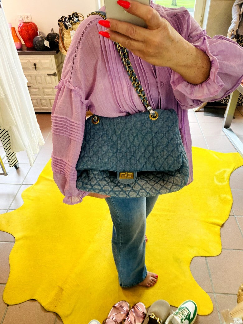 Erwecke deinen inneren Fashionista mit unserer exquisiten Jeanstasche im Chanel Stil in frischem modernen Blau mit markanter Goldkette. Cross-Body tragbar