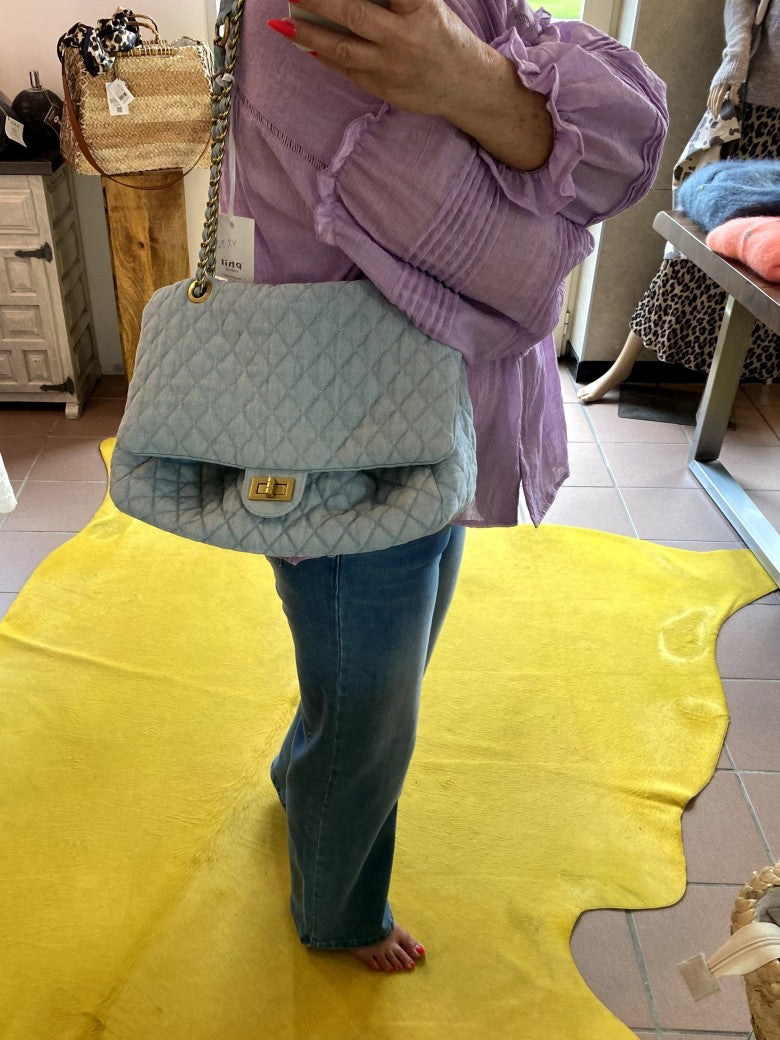 Erwecke deinen inneren Fashionista mit unserer exquisiten Jeanstasche im Chanel Stil in frischem modernen Hellblau mit markanter Goldkette. Cross-Body tragbar