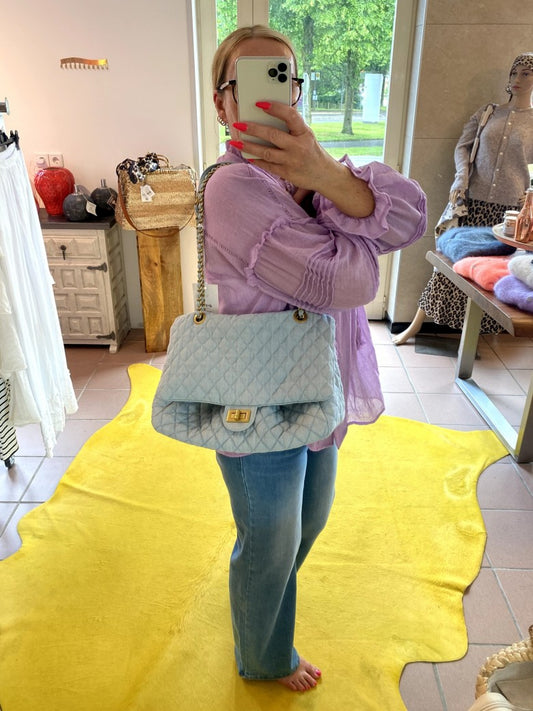 Erwecke deinen inneren Fashionista mit unserer exquisiten Jeanstasche im Chanel Stil in frischem modernen Hellblau mit markanter Goldkette. Cross-Body tragbar