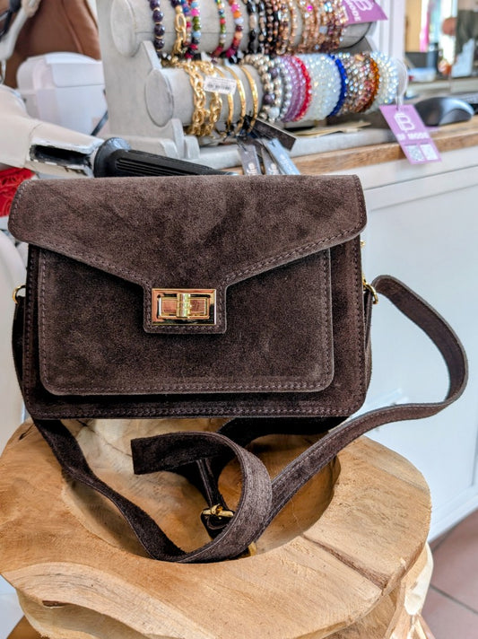 Die klassische Wildleder Cross-Body-Tasche in elegantem Coffee Braun vereint zeitloses Design mit praktischer Funktionalität - perfekt für Alltag oder besondere Anlässe!