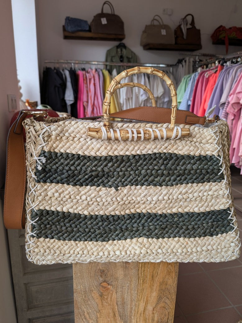 Die Cross-Body Tasche "Bolso" ist der perfekte Begleiter aus hochwertigem Bast, Leinen Innenfutter, Reißverschluss und Bambusgriffen - Handarbeit Spanien!