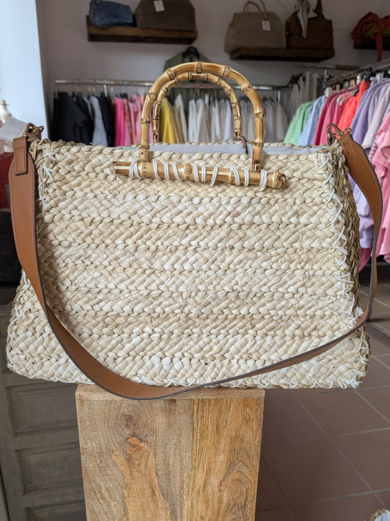 Die Cross-Body Tasche "Bolso" ist der perfekte Begleiter aus hochwertigem Bast, Leinen Innenfutter, Reißverschluss und Bambusgriffen - Handarbeit Spanien!