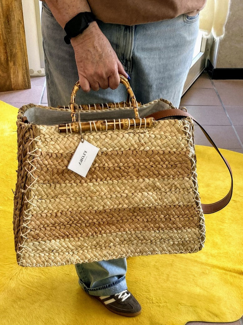 Die Cross-Body Tasche "Bolso" ist der perfekte Begleiter aus hochwertigem Bast, Leinen Innenfutter, Reißverschluss und Bambusgriffen - Handarbeit Spanien!