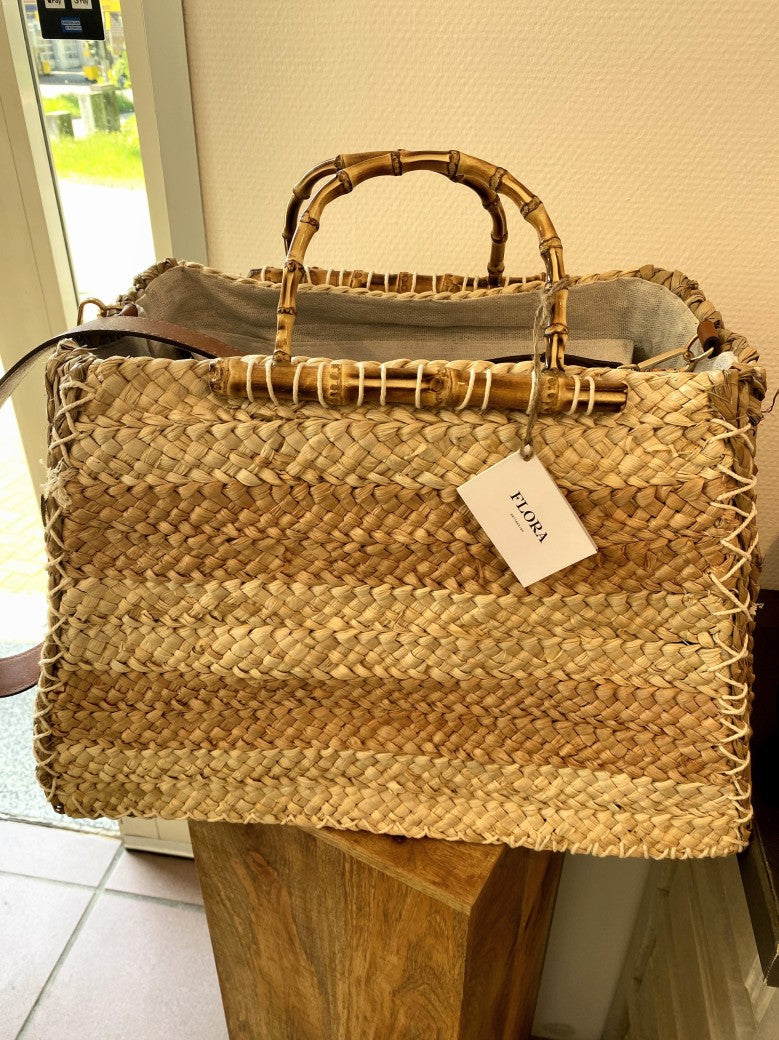 Die Cross-Body Tasche "Bolso" ist der perfekte Begleiter aus hochwertigem Bast, Leinen Innenfutter, Reißverschluss und Bambusgriffen - Handarbeit Spanien!