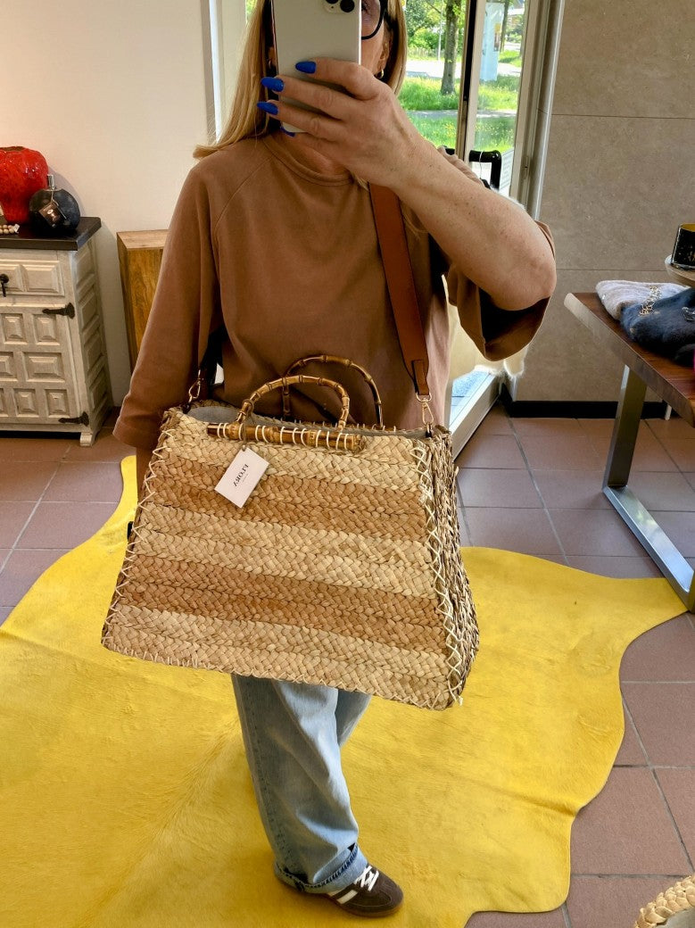 Die Cross-Body Tasche "Bolso" ist der perfekte Begleiter aus hochwertigem Bast, Leinen Innenfutter, Reißverschluss und Bambusgriffen - Handarbeit Spanien!
